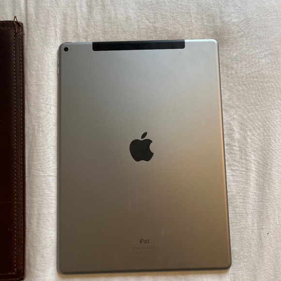 iPad Pro 12.9 , 1st gen, cellular capabilities + saddleback leather case